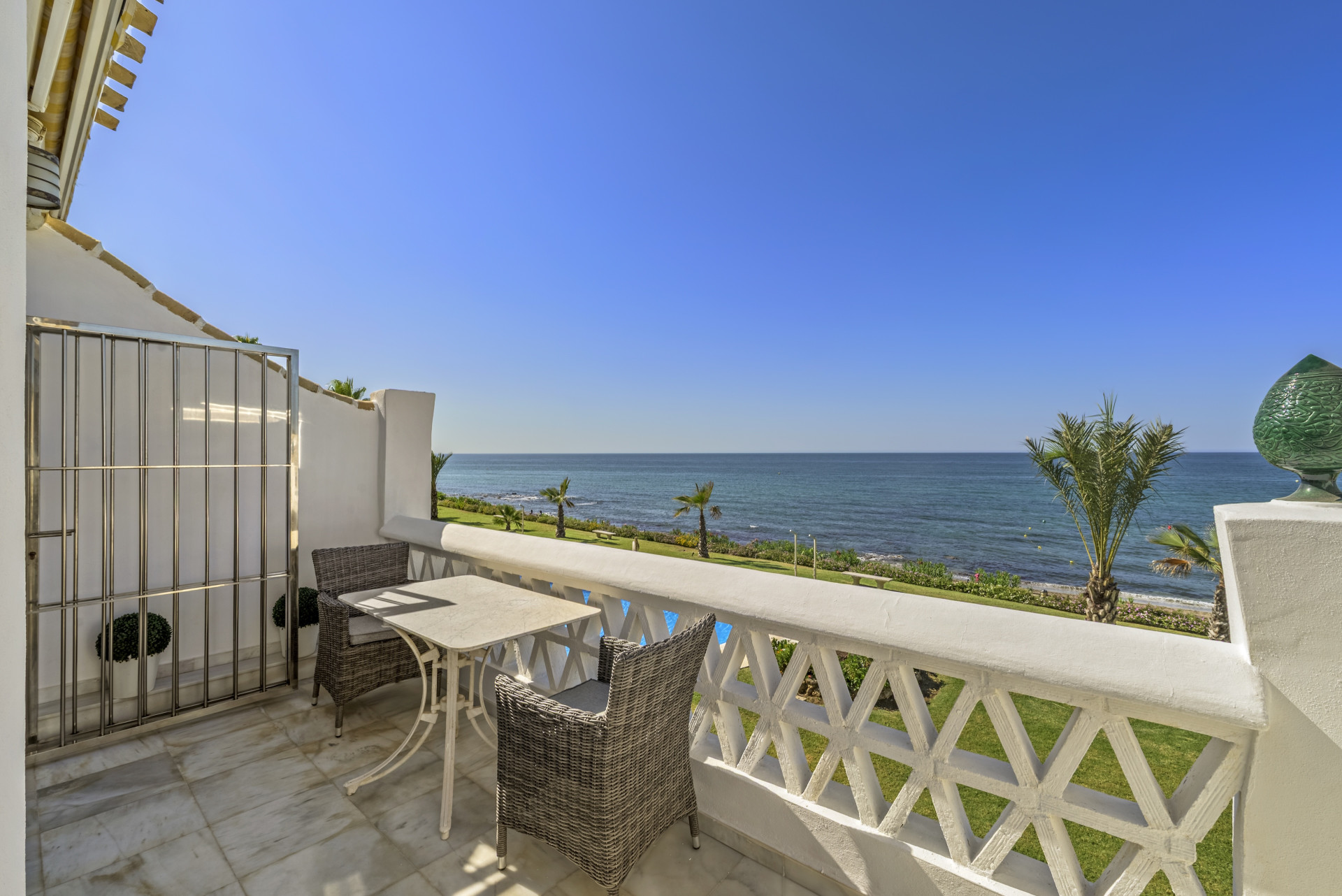 Beachfront Penthouse with Rooftop Terrace in Calahonda — Calahonda