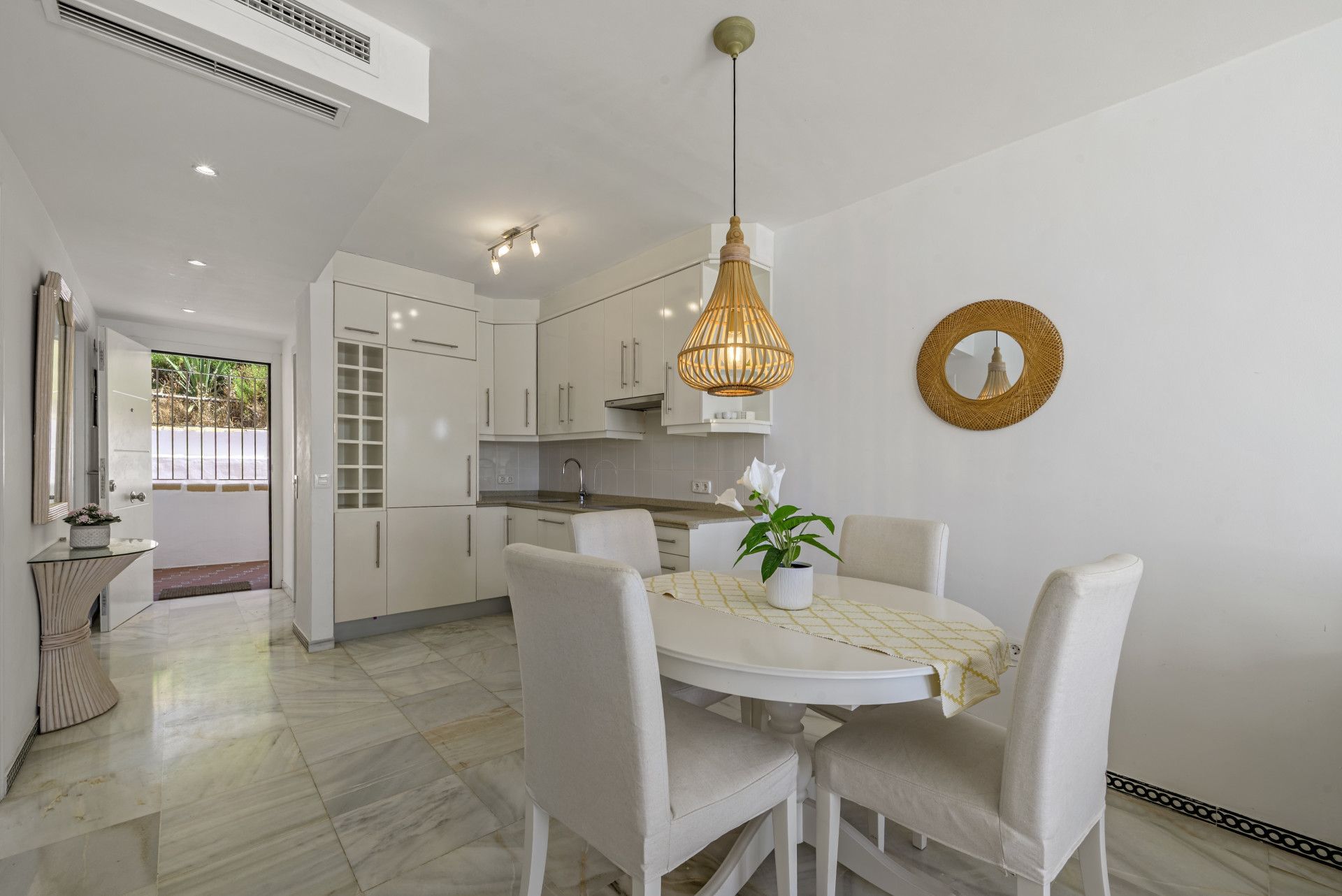 Beachfront Penthouse with Rooftop Terrace in Calahonda — Calahonda