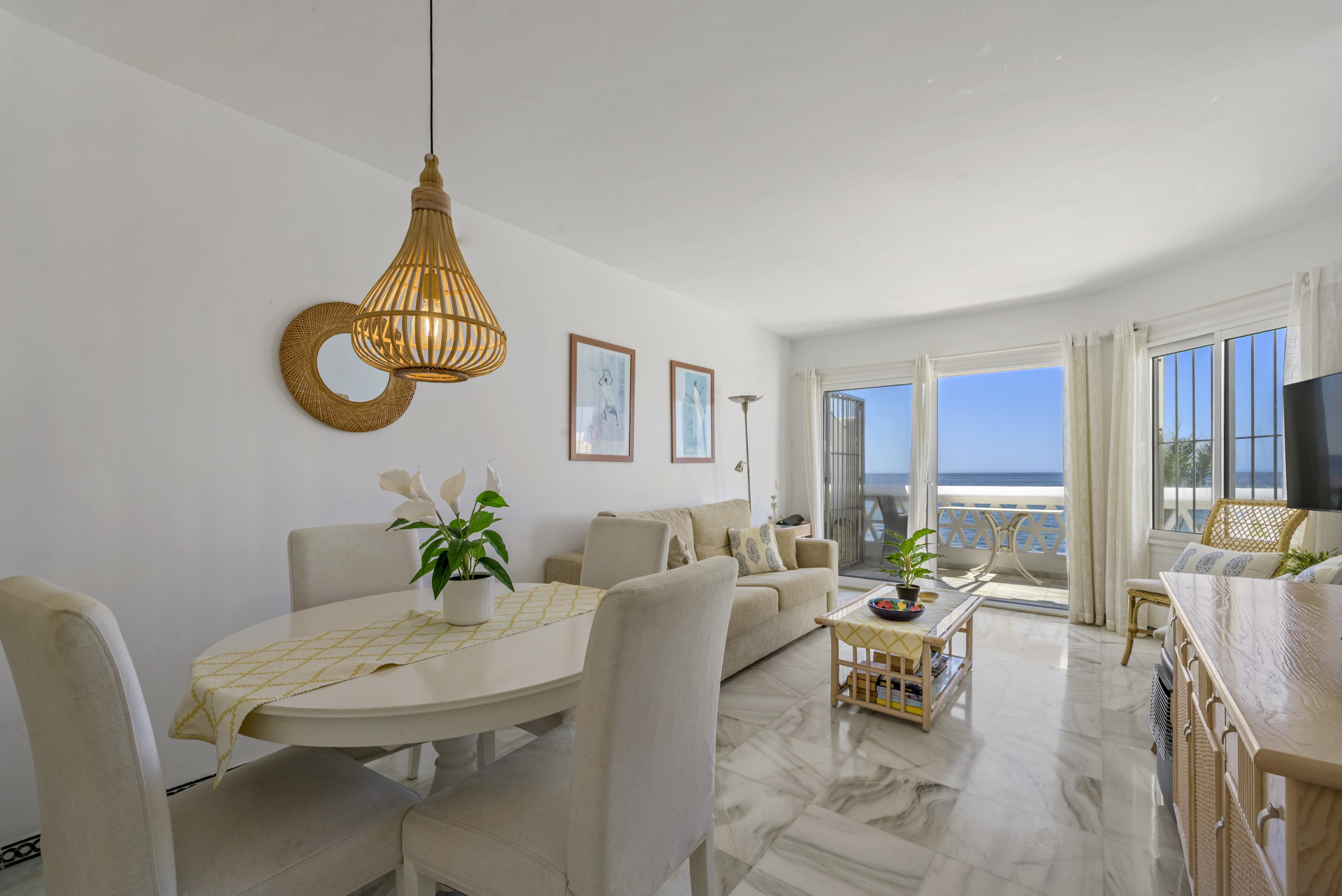 Beachfront Penthouse with Rooftop Terrace in Calahonda — Calahonda