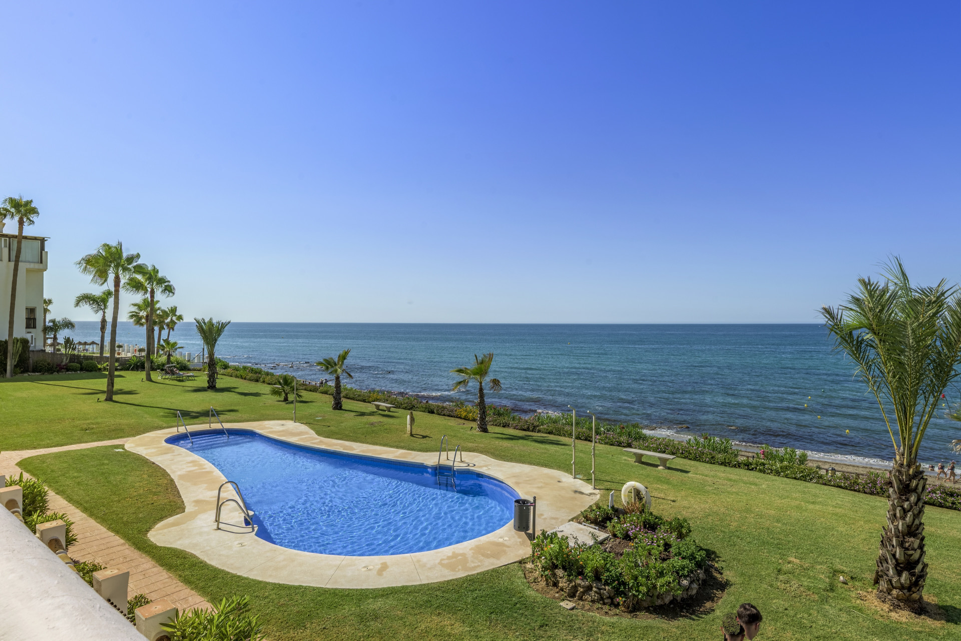 Beachfront Penthouse with Rooftop Terrace in Calahonda — Calahonda