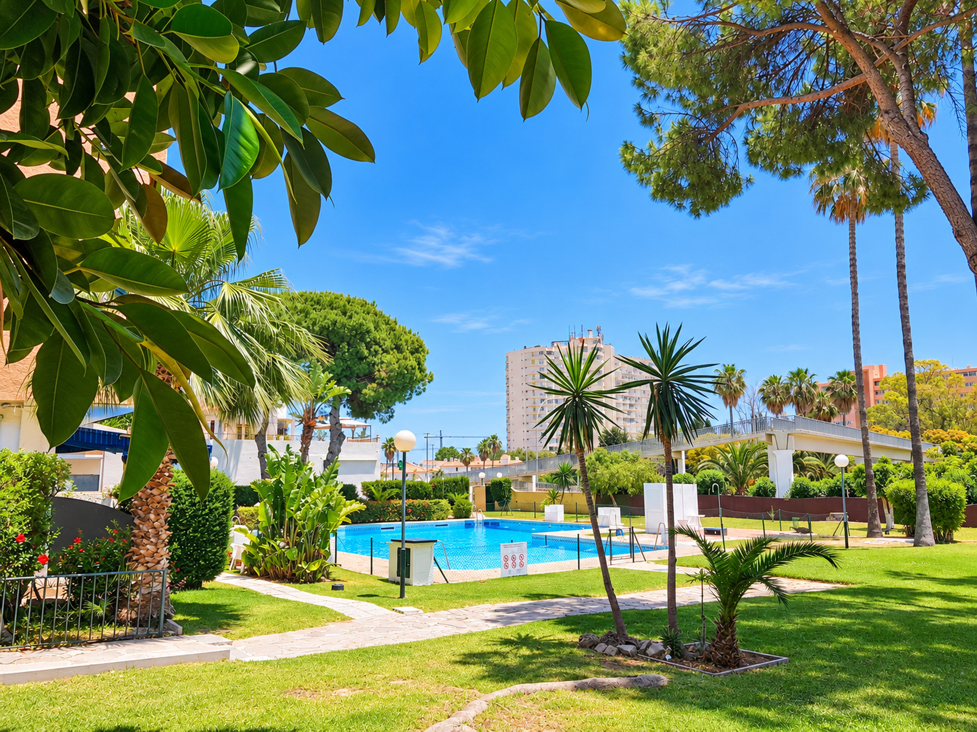 Move-In Ready 2-Bed Apartment Near La Colina, Torremolinos — Torremolinos Centro