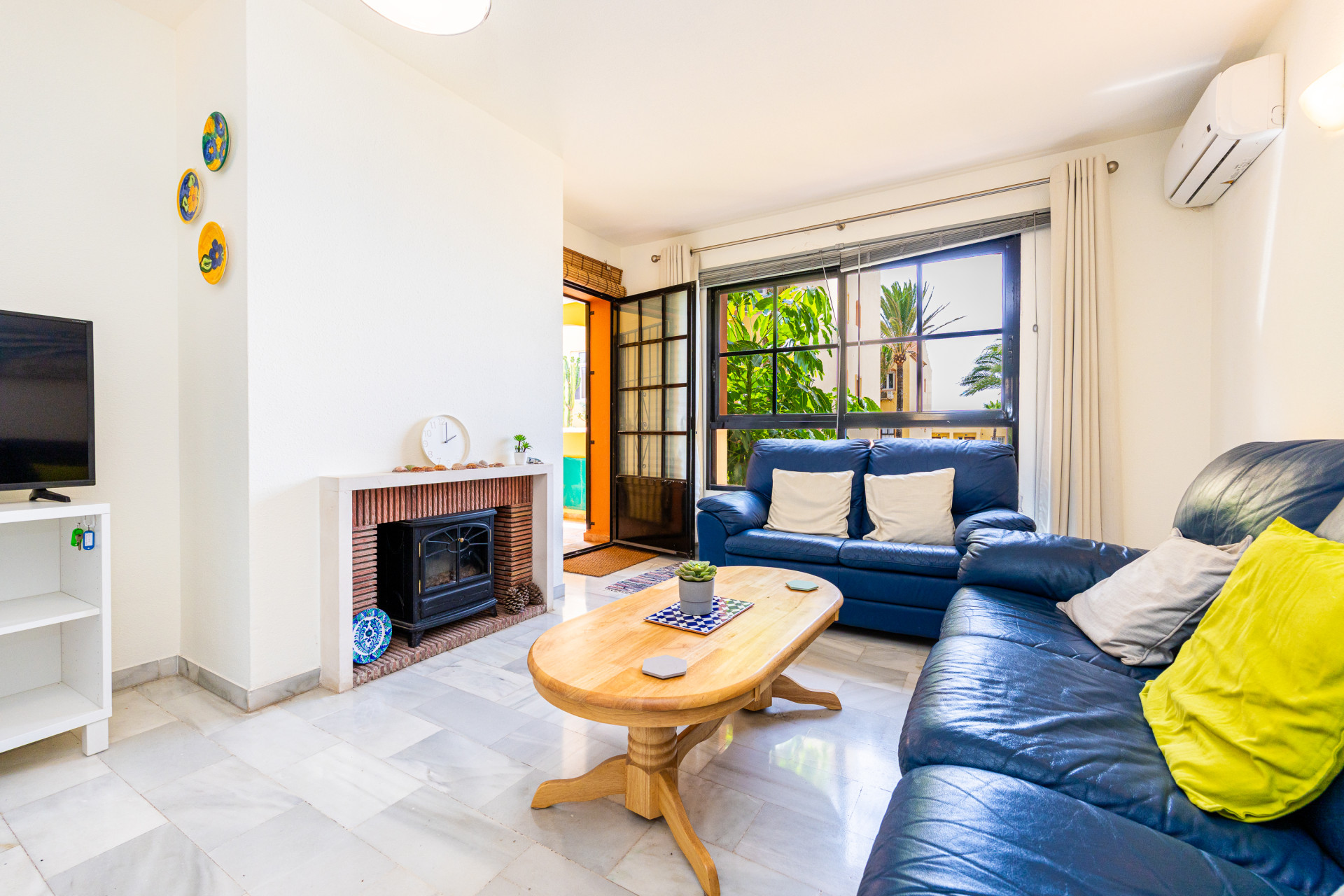 Two-Bed Ground Floor Apartment with Sea Views, Calahonda — Calahonda
