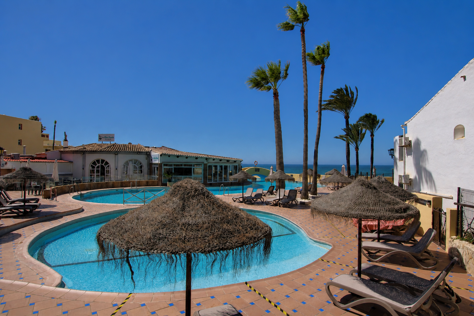 Two-Bed Ground Floor Apartment with Sea Views, Calahonda — Calahonda