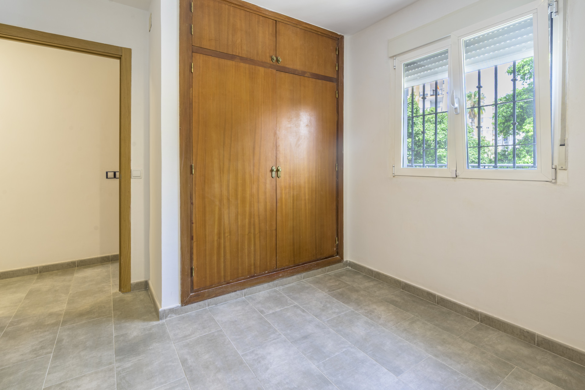 Renovated 3-Bed Apartment with Terrace, Plaza Views – Torremolinos Centro — Torremolinos Centro
