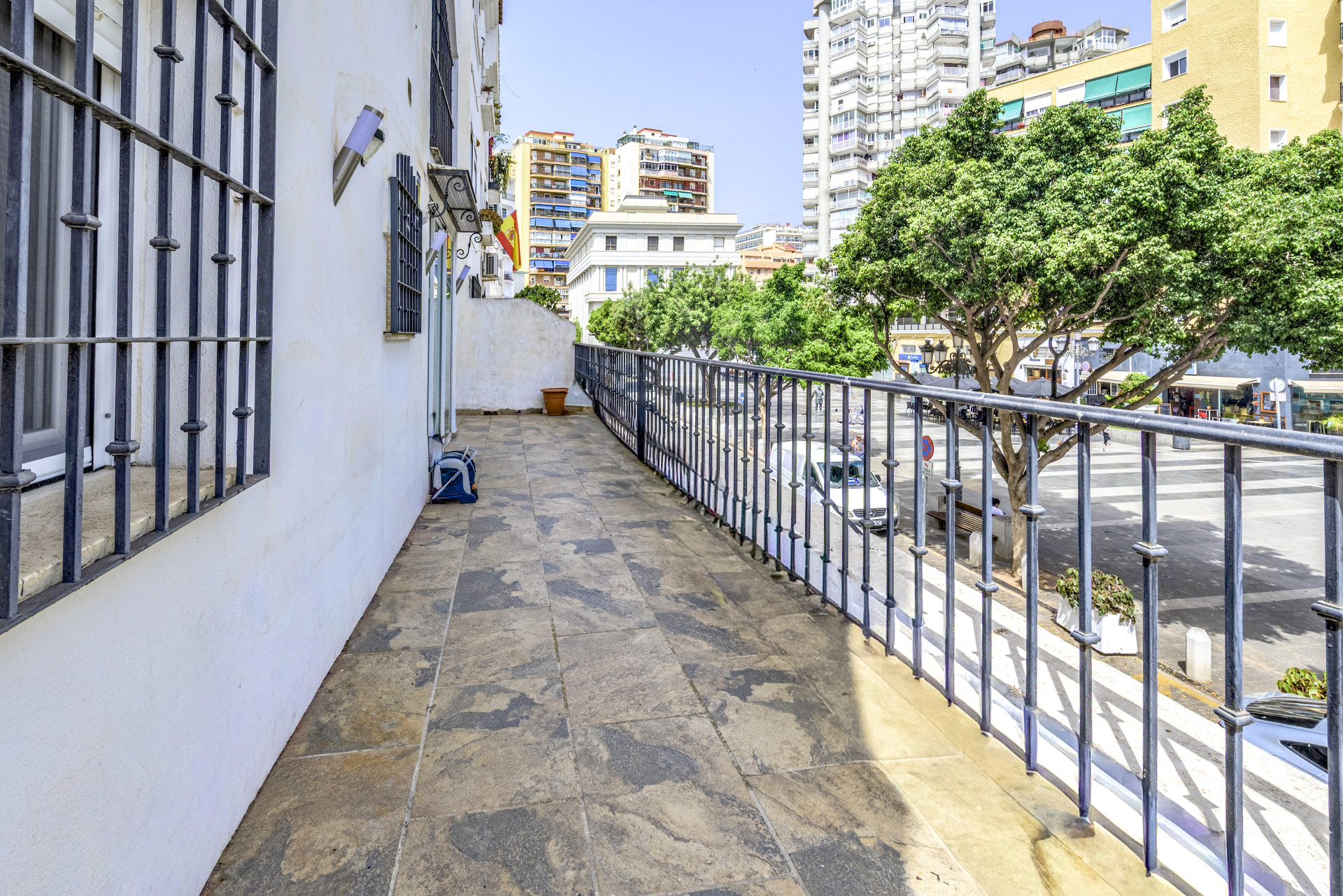 Renovated 3-Bed Apartment with Terrace, Plaza Views – Torremolinos Centro — Torremolinos Centro