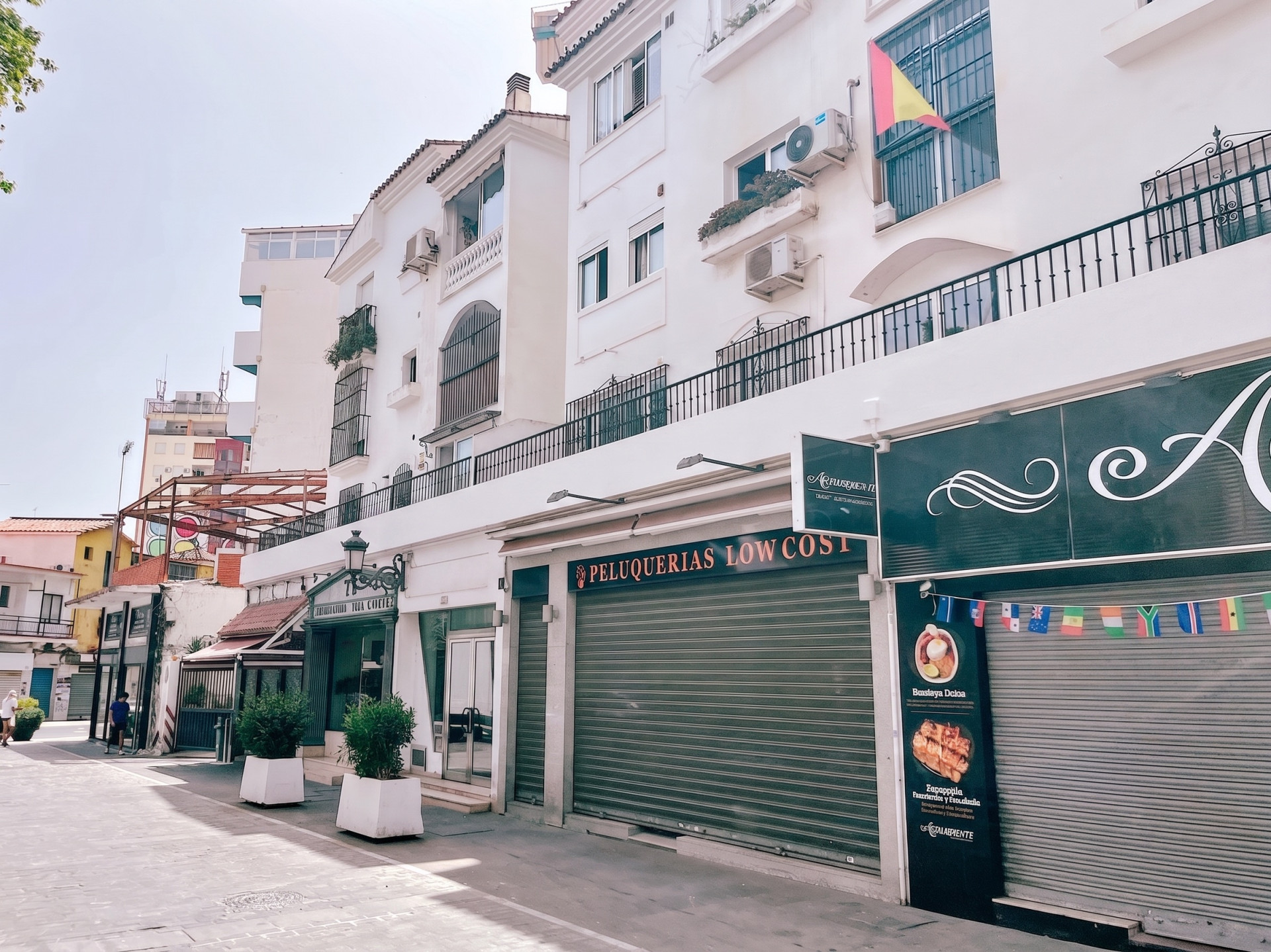 Renovated 3-Bed Apartment with Terrace, Plaza Views – Torremolinos Centro — Torremolinos Centro
