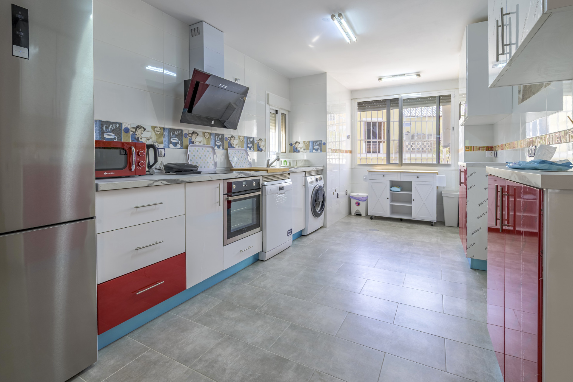 Renovated 3-Bed Apartment with Terrace, Plaza Views – Torremolinos Centro — Torremolinos Centro