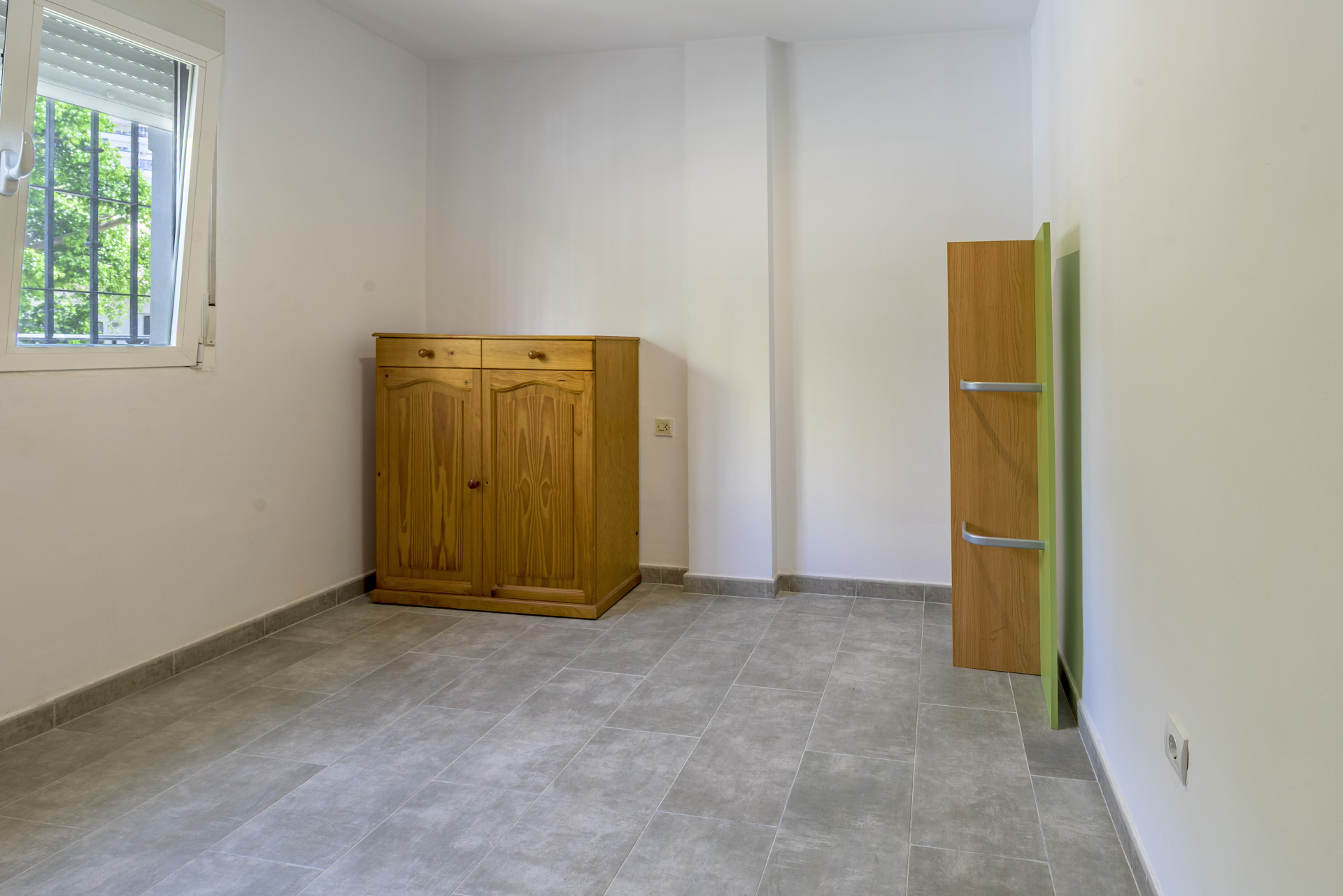 Renovated 3-Bed Apartment with Terrace, Plaza Views – Torremolinos Centro — Torremolinos Centro