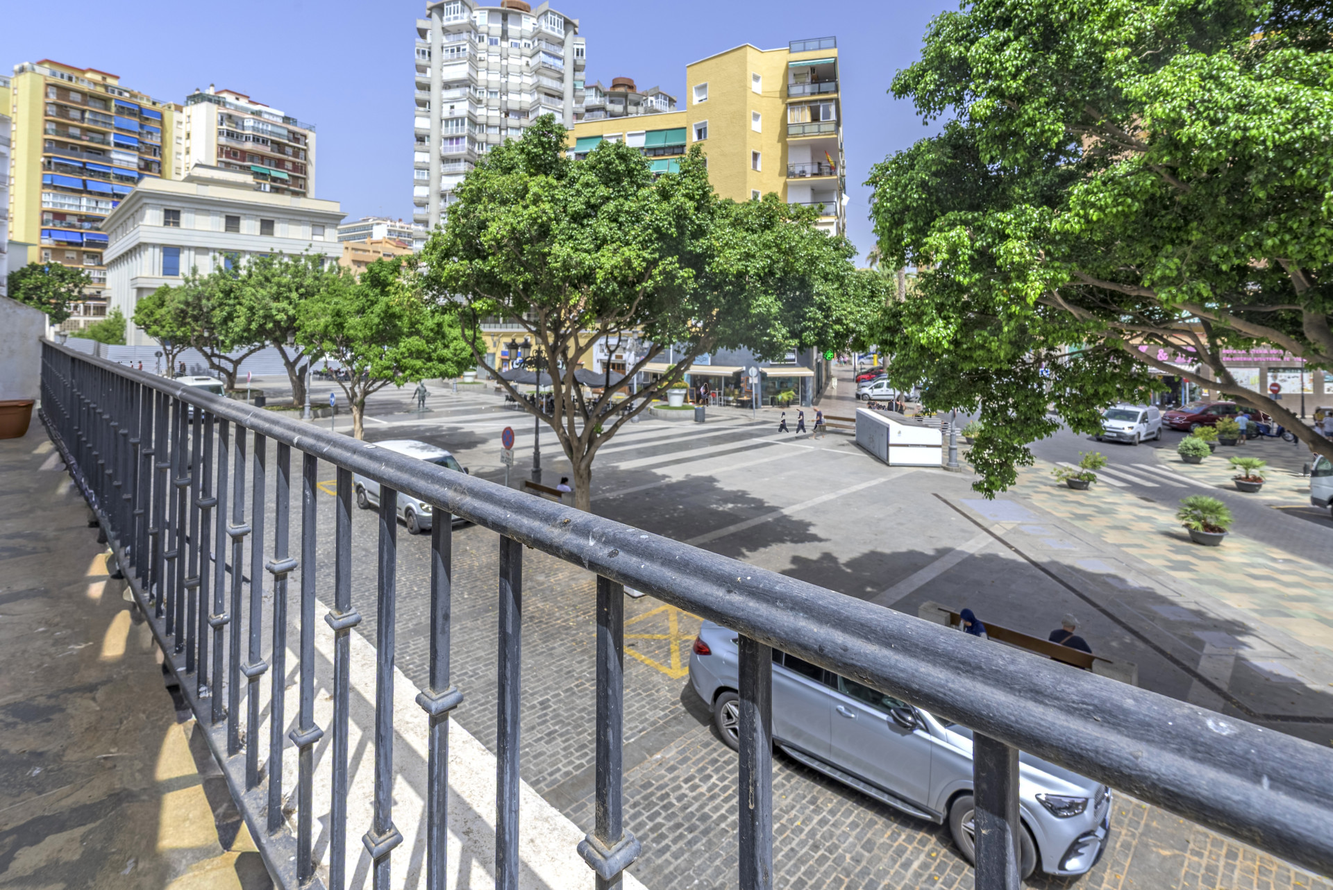 Renovated 3-Bed Apartment with Terrace, Plaza Views – Torremolinos Centro — Torremolinos Centro