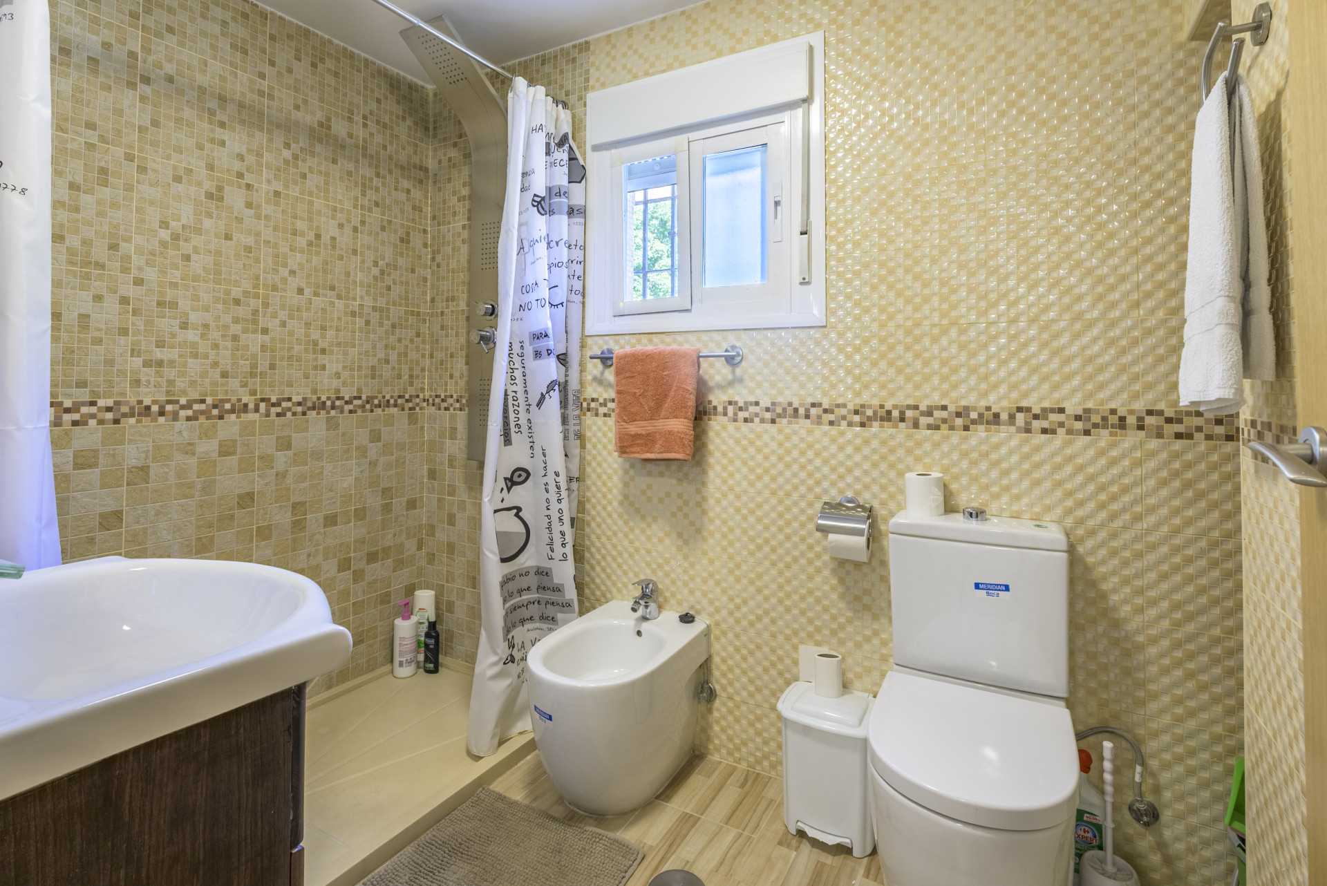 Renovated 3-Bed Apartment with Terrace, Plaza Views – Torremolinos Centro — Torremolinos Centro
