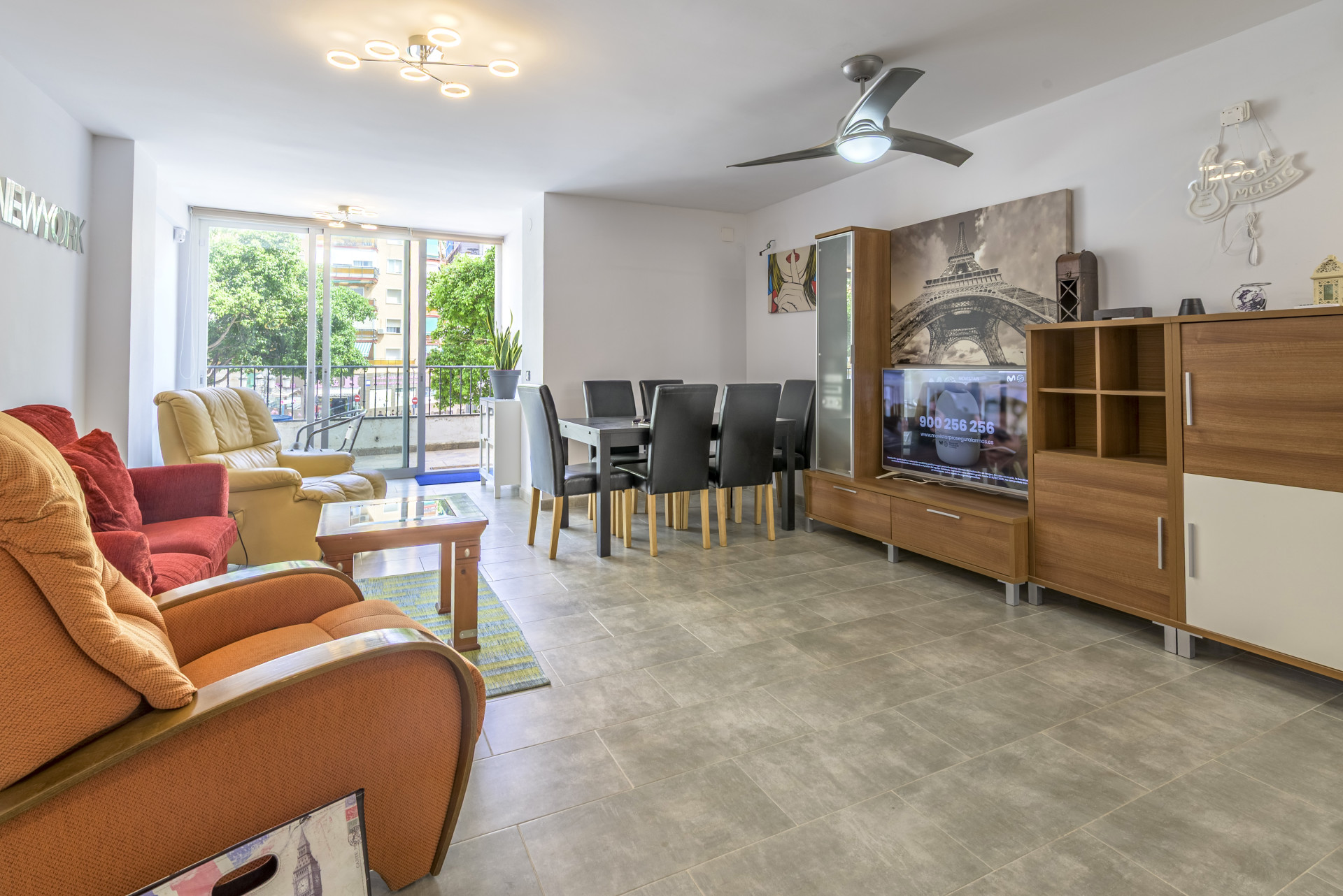 Renovated 3-Bed Apartment with Terrace, Plaza Views – Torremolinos Centro — Torremolinos Centro