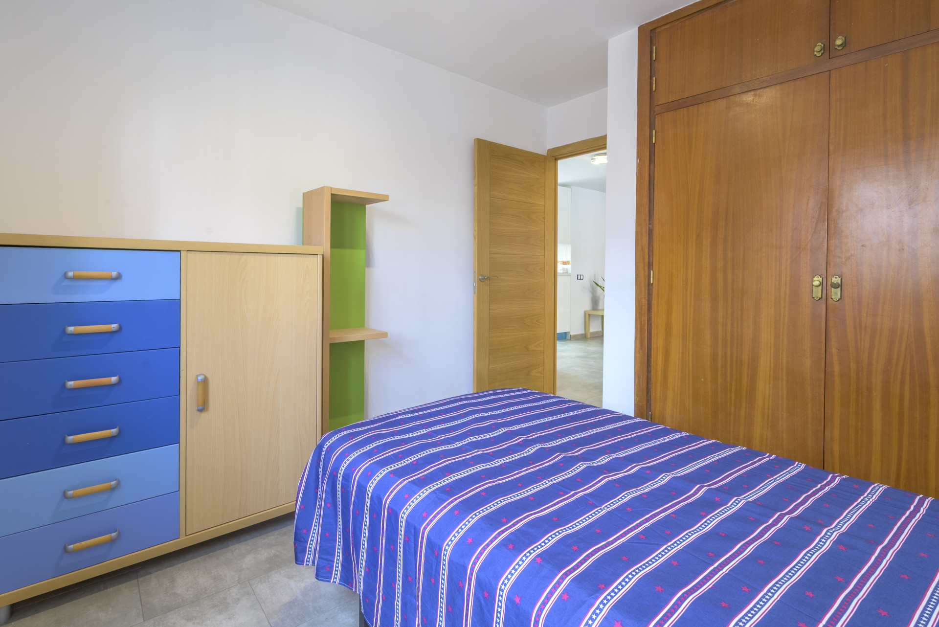 Renovated 3-Bed Apartment with Terrace, Plaza Views – Torremolinos Centro — Torremolinos Centro